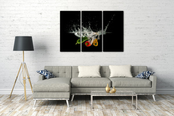 Leinwandbild Essensbilder Gemüse Paprika im Wasser schwarzer Hintergrund