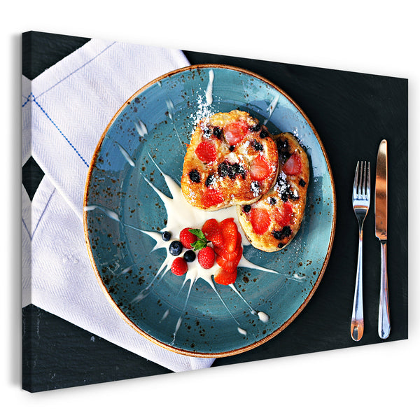 Leinwandbild Essensbilder Pan Cakes mit verschiedenen Erdbeeren