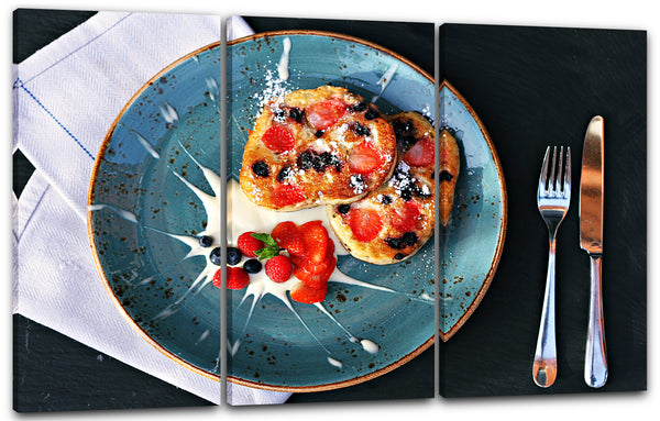 Leinwandbild Essensbilder Pan Cakes mit verschiedenen Erdbeeren