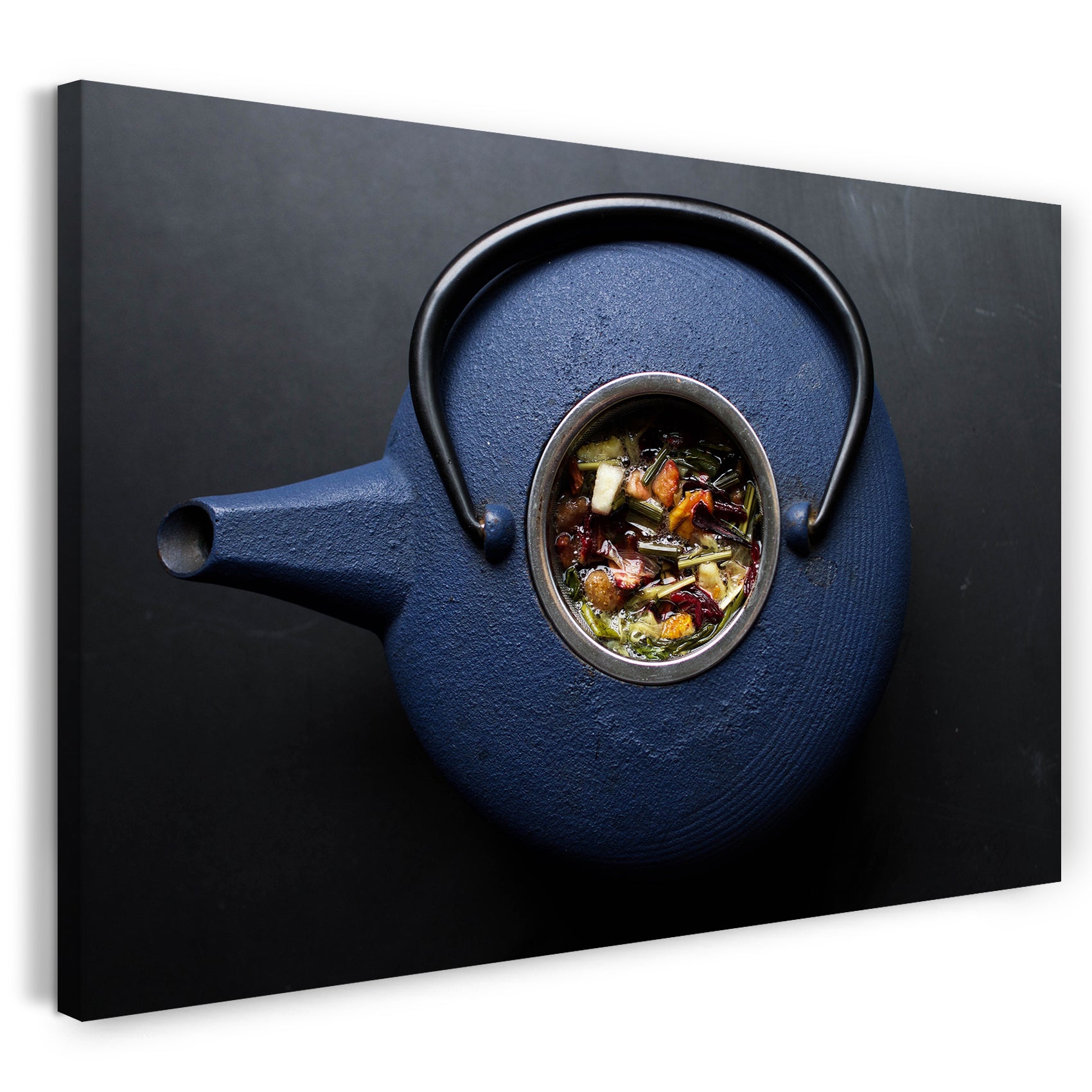 Leinwandbild Essensbilder Tee-Kanne mit Kräuter-Tee fotografiert von oben
