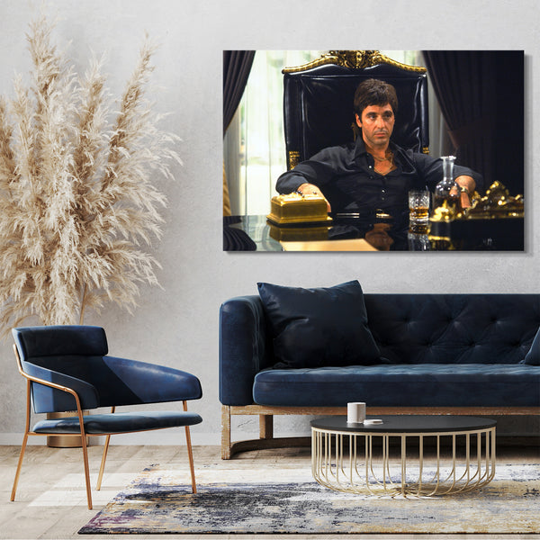 Leinwandbild Scarface Tony Montana auf Chef-Sessel aus Leder, Whisky auf Tisch