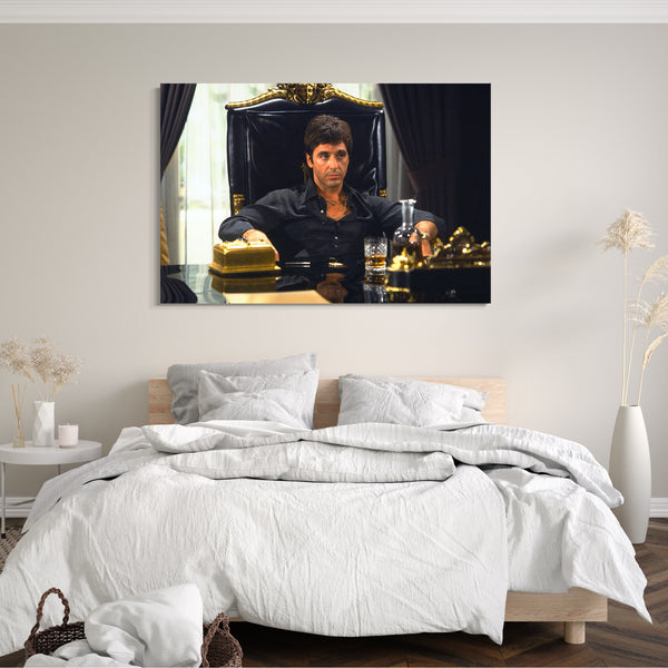 Leinwandbild Scarface Tony Montana auf Chef-Sessel aus Leder, Whisky auf Tisch