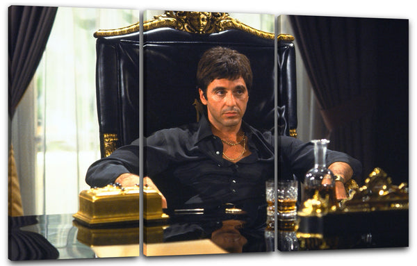 Leinwandbild Scarface Tony Montana auf Chef-Sessel aus Leder, Whisky auf Tisch