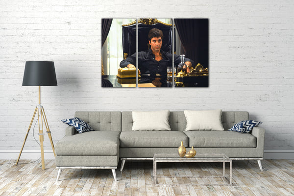Leinwandbild Scarface Tony Montana auf Chef-Sessel aus Leder, Whisky auf Tisch
