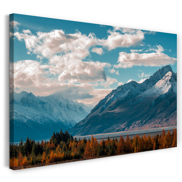 Leinwandbild Landschaftsbilder Berge am See und Wald unter blauem Himmel