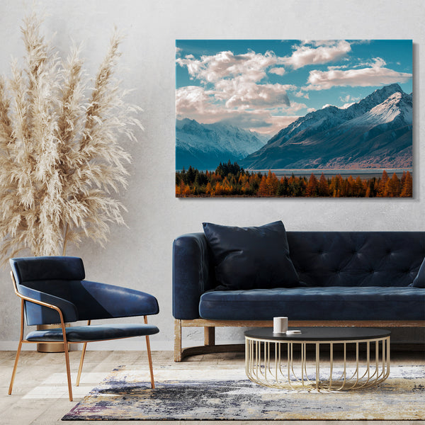 Leinwandbild Landschaftsbilder Berge am See und Wald unter blauem Himmel