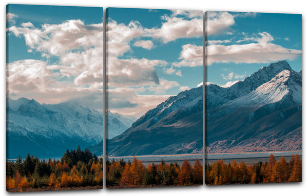 Leinwandbild Landschaftsbilder Berge am See und Wald unter blauem Himmel