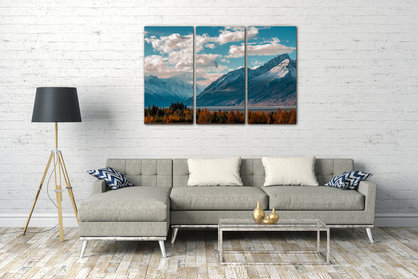 Leinwandbild Landschaftsbilder Berge am See und Wald unter blauem Himmel