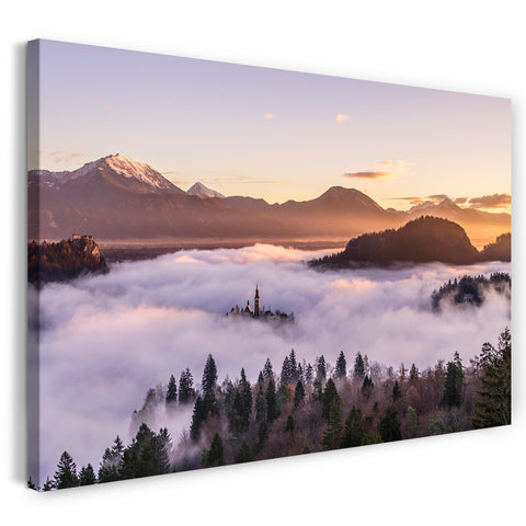 Leinwandbild Blick auf Schloß umhüllt von Wolkendecke, Berge mit Schneespitzen