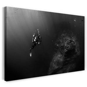 Leinwandbild Landschaftsbilder Taucher im Meer neben Gesteinsformation Felsen