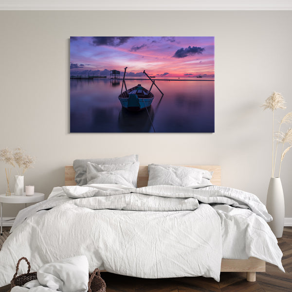 Leinwandbild Landschaftsbilder Boot auf See vor lila-rotem Himmel