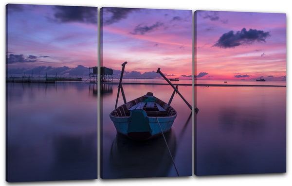Leinwandbild Landschaftsbilder Boot auf See vor lila-rotem Himmel