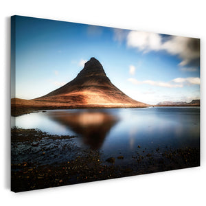 Leinwandbild Landschaftsbilder Felsiger Berg spitz mit Spiegelungseffekt im Wasser