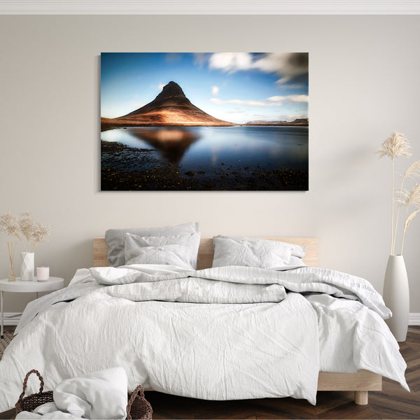 Leinwandbild Landschaftsbilder Felsiger Berg spitz mit Spiegelungseffekt im Wasser