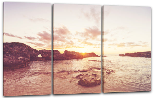 Leinwandbild Meeresbilde Bucht mit Fels-Kulisse vor Sonnenuntergang