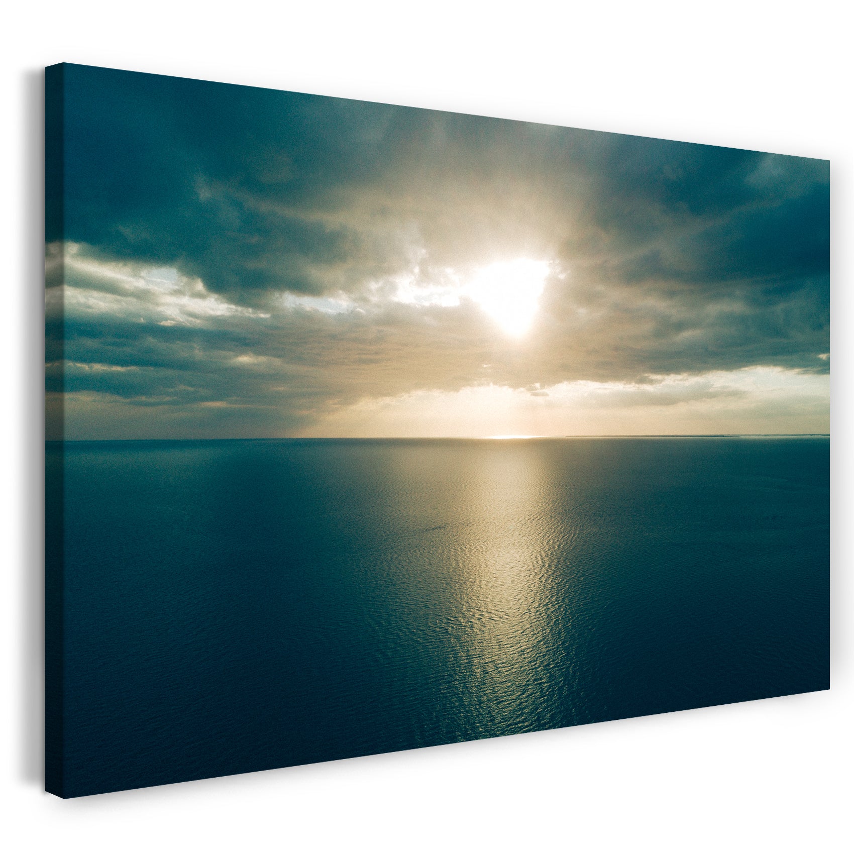 Leinwandbild Sonnenuntergang zwischen Wolkendecke über dunkel-blaues Meer