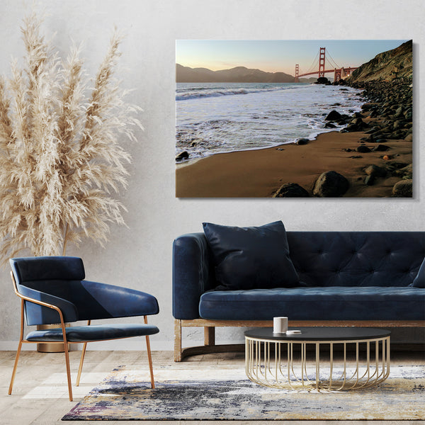 Leinwandbild Sonnenuntergang am Sand-Strand hinter Golden Gate Bridge