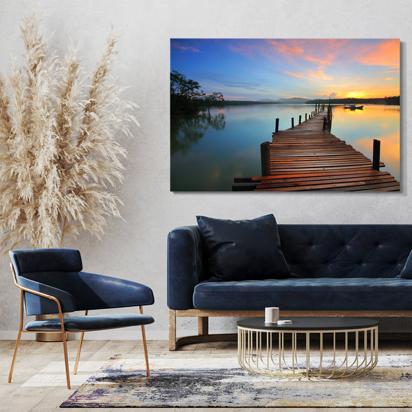 Leinwandbild Holzsteg am See, hinten Boot und Sonnenuntergang, schöne Farbtöne