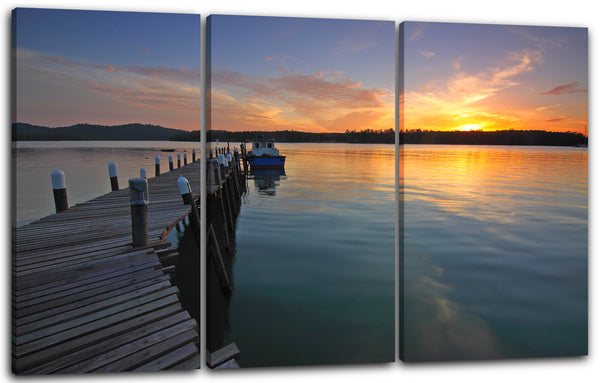 Leinwandbild schiefer Wasser-Steg, Boot, Sonnenuntergang gespiegelt im Wasser