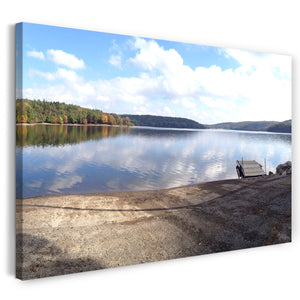 Leinwandbild Großer See vor Wald- und Berg-Kulisse, heller blauer Himmel