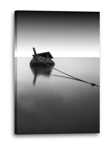 Leinwandbild altes Boot am Seil einsam allein im Wasser verlassen, schwarz-weiß Foto