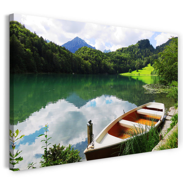 Leinwandbild weißes Holzboot vor grüner Berglandschaft, Spiegelund auf Wasser