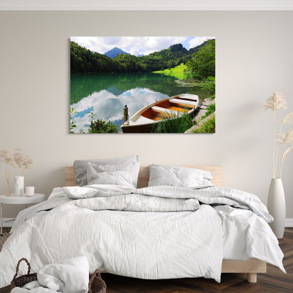 Leinwandbild weißes Holzboot vor grüner Berglandschaft, Spiegelund auf Wasser