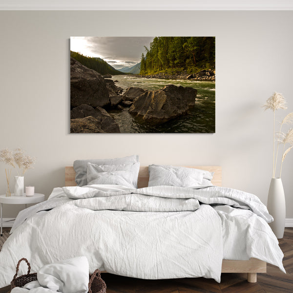 Leinwandbild Naturbilder Fluss am Wald, Felsbrocken, Berge, dunkler Himmel