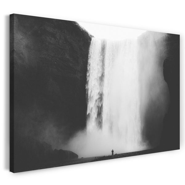 Leinwandbild Naturbilder Riesiger Wasserfall, unten steht eine Person, schwarz-weiß