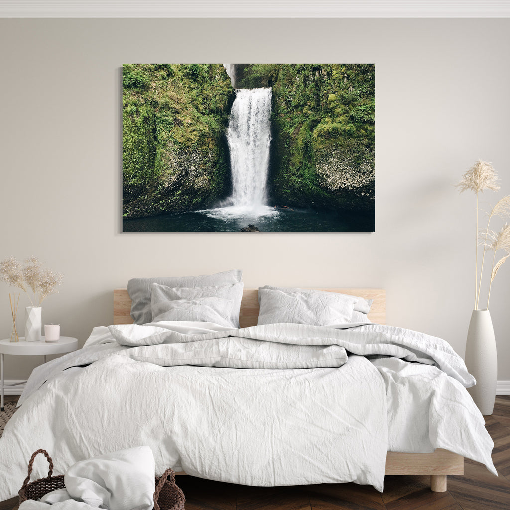 Printed – Naturbilder Felsen See, unten Wasserfall, grün Paintings bewachsene Leinwandbild