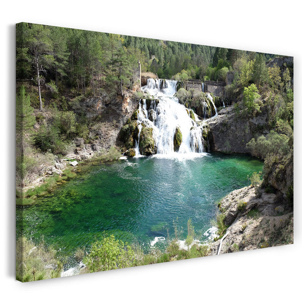 Leinwandbild Wasserfall schlängelt sich Felsen hinunter und mündet in kleinen See