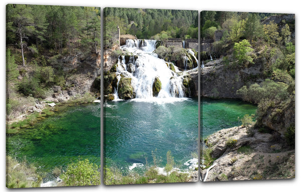 Leinwandbild Wasserfall schlängelt sich Felsen hinunter und mündet in kleinen See