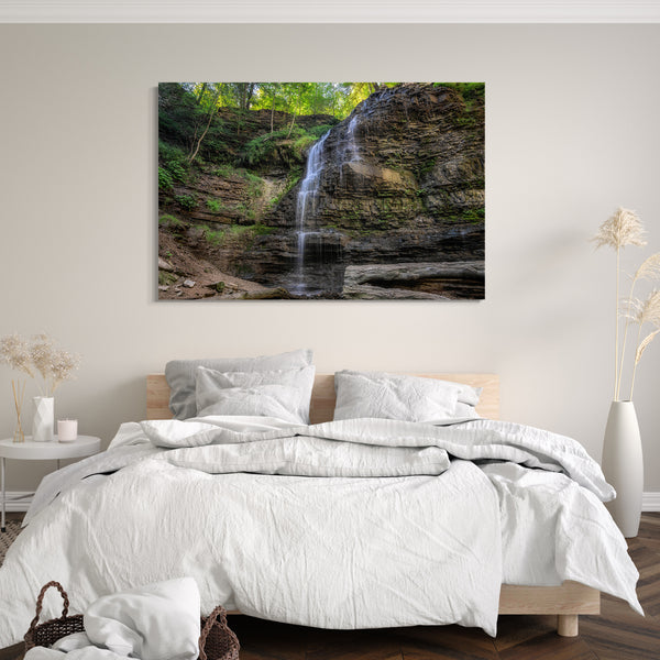 Leinwandbild Kleiner Wasserfall, große Felsen, bewachsen mit Moos, Wand-Deko