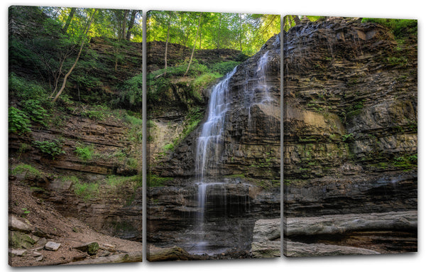 Leinwandbild Kleiner Wasserfall, große Felsen, bewachsen mit Moos, Wand-Deko