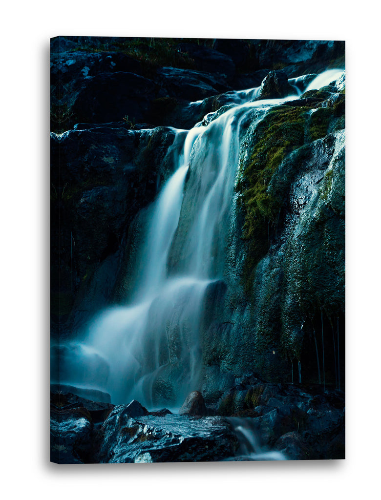 Leinwandbild Wasserfall, Felsen mit Moos bewachsen, künstliche Farben, –  Printed Paintings