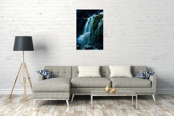 Leinwandbild Wasserfall, Felsen mit Moos bewachsen, künstliche Farben, Wand-Deko