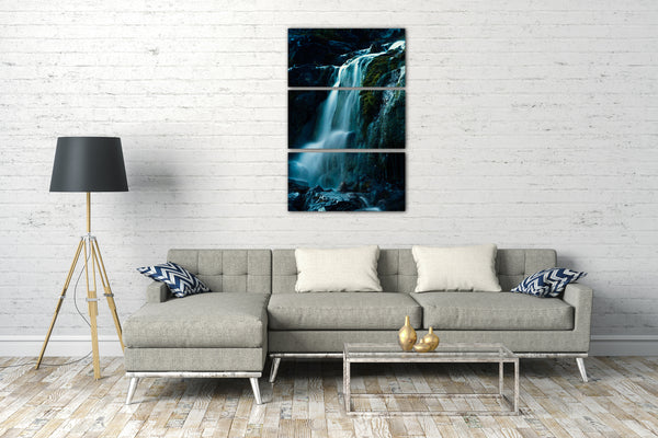 Leinwandbild Wasserfall, Felsen mit Moos bewachsen, künstliche Farben, Wand-Deko