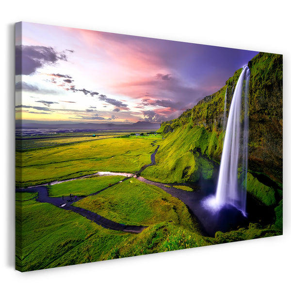 Leinwandbild Großer Wasserfall in Traum-Landschaft, grün bewachsen, farbiger Himmel
