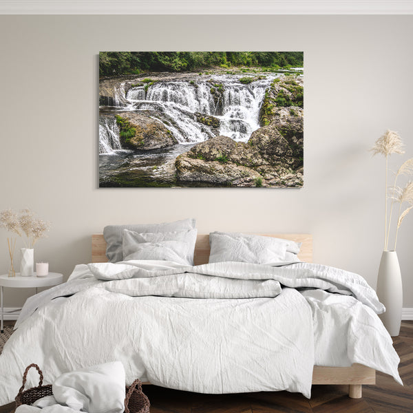 Leinwandbild kleiner Wasserfall in felsiger Landschaft vor Wald, Zimmer-Bild, Deko