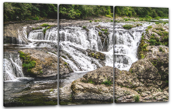 Leinwandbild kleiner Wasserfall in felsiger Landschaft vor Wald, Zimmer-Bild, Deko