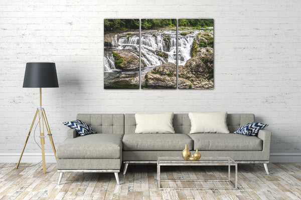 Leinwandbild kleiner Wasserfall in felsiger Landschaft vor Wald, Zimmer-Bild, Deko