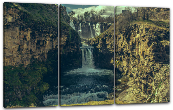 Leinwandbild kleiner Wasserfalls, dahinter großer Wasserfall und Baumlandschaft