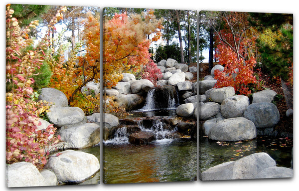 Leinwandbild Kleiner Wasserfall im Wald mit Herbstlaub auf Wasser, Wand-Bild