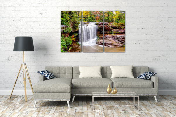 Leinwandbild Kleiner Wasserfall vor bunter Herbst-Kulisse, Zimmer-Bild, Wandbild,