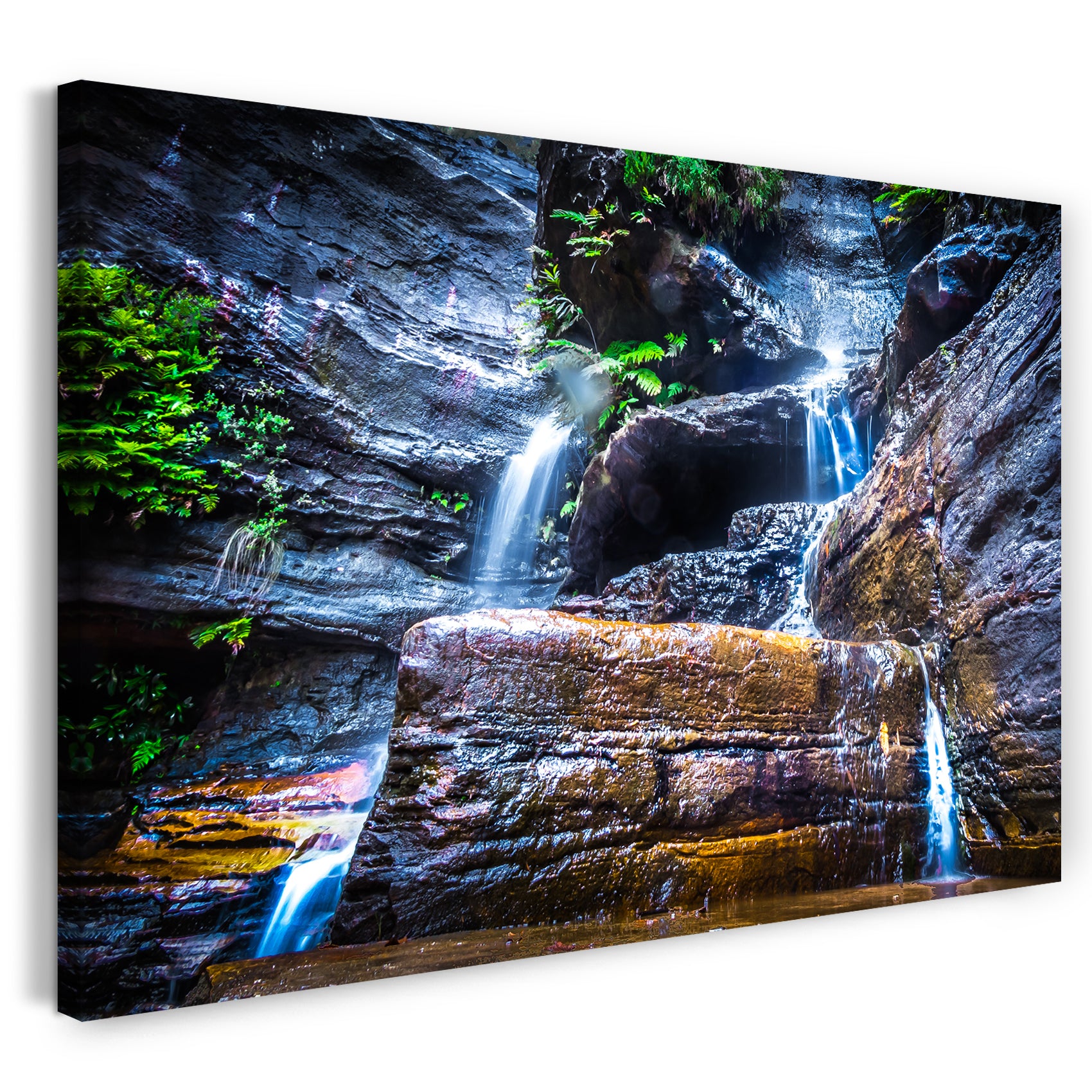 Leinwandbild Naturbilder Wasserfall vor grün bewachsener Felsenwand