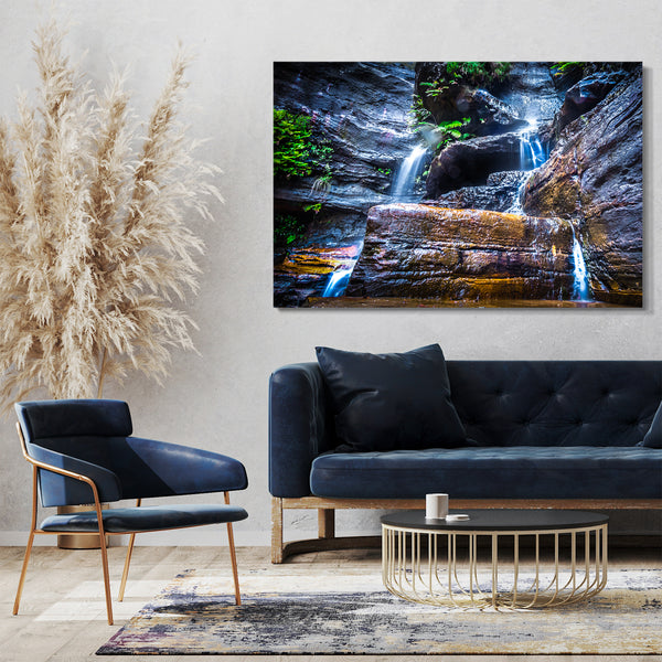 Leinwandbild Naturbilder Wasserfall vor grün bewachsener Felsenwand