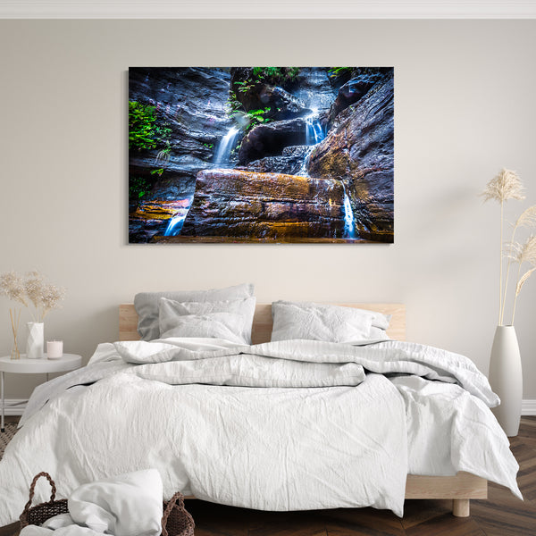 Leinwandbild Naturbilder Wasserfall vor grün bewachsener Felsenwand