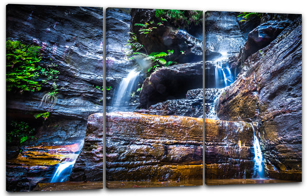Leinwandbild Naturbilder Wasserfall vor grün bewachsener Felsenwand