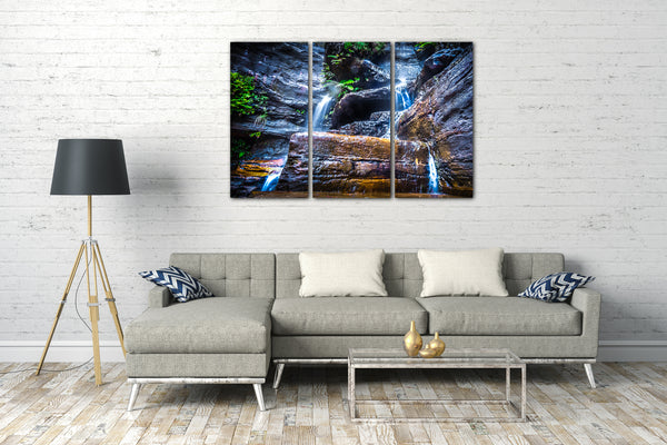 Leinwandbild Naturbilder Wasserfall vor grün bewachsener Felsenwand