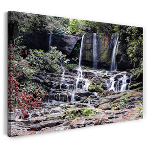 Leinwandbild Naturbilder Wasserfall in Waldlandschaft umgeben von kleinen Büschen